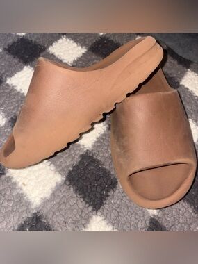Adidas Yeezy Slide Flax - FZ5896 - Size 7M/8W Pre-owned, No Box